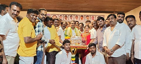 ನೆಲಮಂಗಲ ತಾಲೂಕಿನ ತ್ಯಾಮಗೊಂಡ್ಲು ಗ್ರಾಪಂಅನ್ನು ಪಪಂಆಗಿ ಮೇಲ್ದರ್ಜೆಗೇರಿದ ಸಂದರ್ಭದಲ್ಲಿ ತ್ಯಾಮಗೊಂಡ್ಲು ಗ್ರಾಮಸ್ಥರು  ಶಾಸಕರ ಶ್ರೀನಿವಾಸ್​ ಅವರನ್ನು ಸನ್ಮಾನಿಸಿದರು. ನೆಲಮಂಗಲ ಯೋಜನಾ ಪ್ರಾಧಿಕಾರದ ಮಾಜಿ ಸದಸ್ಯ ಪ್ರಕಾಶ್​ ಬಾಬು, ಗ್ರಾಪಂ ಅಧ್ಯಕ್ಷೆ ಉಮಾಹರೀಶ್​ ಇತರರು ಇದ್ದರು.