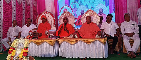 ನೆಲಮಂಗಲ ತಾಲೂಕಿನ ಓಬಳಾಪುರದ ಗಂಗಸಂದ್ರಮ್ಮ ದೇವಸ್ಥಾನದ ಜೀಣೋರ್ದ್ಧಾರ, ಮುಖ್ಯದ್ವಾರದ ಉದ್ಘಾಟನಾ ಕಾರ್ಯಕ್ರಮದಲ್ಲಿ ಆದಿಚುಂಚನಗಿರಿ ಶಾಖಾ ಮಠದ ಕಾರ್ಯದರ್ಶಿ ಸೌಮ್ಯನಾಥ ಸ್ವಾಮೀಜಿ, ಕೆಂಗೇರಿಯ ವಿಶ್ವ ಒಕ್ಕಲಿಗ ಮಹಾಸಂಸ್ಥಾನ ಮಠದ ಅಧ್ಯಕ್ಷ ಶ್ರೀ ನಿಶ್ಚಲಾನಂದನಾಥ ಸ್ವಾಮೀಜಿ, ಗಂಗಸಂದ್ರಮ್ಮದೇವಿ ಟ್ರಸ್ಟ್​ ಅಧ್ಯಕ್ಷ ಎಲ್​.ನಟರಾಜು, ಕಾರ್ಯದರ್ಶಿ ಮುಪ್ಪಡಿಗಟ್ಟ ಕೆಂಪೇಗೌಡ ಇದ್ದರು. 