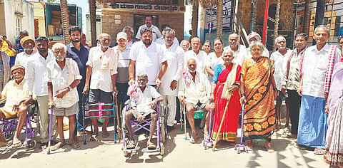 ನೆಲಮಂಗಲ ತಾಲೂಕಿನ ಗೋವೇನಹಳ್ಳಿಯಲ್ಲಿ ಹಮ್ಮಿಕೊಂಡಿದ್ದ ಕಾರ್ಯಕ್ರಮದಲ್ಲಿ ಅಂಗವಿಕಲರಿಗೆ ಹಾಗೂ ಹಿರಿಯ ನಾಗರಿಕರಿಗೆ ಅಗತ್ಯ ಸಲಕರಣೆಗಳನ್ನು ಬಿಜೆಪಿ ತಾಲೂಕು ಅಧ್ಯಕ್ಷ ಜಗದೀಶ್​ ಚೌಧರಿ ವಿತರಿಸಿದರು. ಗ್ರಾಪಂ ಮಾಜಿ ಸದಸ್ಯ ಗಂಗಾಧರ್​, ತಾಲೂಕು ರೈತ ಮೋರ್ಚಾ ಅಧ್ಯಕ್ಷ ಅರುಣ್​ಕುಮಾರ್​, ಡೇರಿ ಅಧ್ಯಕ್ಷ ಸಿದ್ದಗಂಗಪ್ಪ ಇತರರು ಇದ್ದರು.
