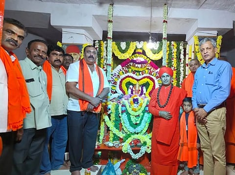 ತ್ಯಾಮಗೊಂಡ್ಲುವಿನಲ್ಲಿ ಆಯೋಜಿಸಿದ್ದ ಬ್ರಹ್ಮ ಚೈತನ್ಯ ಸದ್ಗುರು ಶ್ರೀಶೇಷಾವಧೂತರ 133ನೇ  ಆರಾಧನಾ ಮಹೋತ್ಸವದಲ್ಲಿ ಹೊಸದುರ್ಗದ ಕುಂಚಗಿರಿ ಮಹಾಸಂಸ್ಥಾನ ಮಠ ಹಾಗೂ ಶೇಷಾವಧೂತರ ಆಶ್ರಮ ಟ್ರಸ್ಟ್​ನ ಪೀಠಾಧ್ಯಕ್ಷ ಡಾ.ಶ್ರೀಶಾಂತವೀರ ಸ್ವಾಮೀಜಿ,  ತಾಲೂಕು ಬಿಜೆಪಿ ಉಪಾಧ್ಯಕ್ಷ ಟಿ.ಎನ್​.ಹನುಮಂತರಾಜು, ತ್ಯಾಮಗೊಂಡ್ಲು ಮಂಡಲ ಅಧ್ಯಕ್ಷ ಅರುಣ್​ ಗೌಡ ಇತರರಿದ್ದರು.
