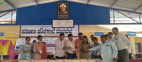 ನೆಲಮಂಗಲ ತಾಲೂಕಿನ ದೊಡ್ಡಬೆಲೆ ಸರ್ಕಾರಿ ಪೌಢಶಾಲೆಯಲ್ಲಿ ಆಯೋಜಿಸಿದ್ದ ಮಕ್ಕಳ ಮತ್ತು ಮಹಿಳೆಯರ ವಿಶೇಷ ಗ್ರಾಮ ಸಭೆಯನ್ನು ದೊಡ್ಡಬೆಲೆ ಗ್ರಾಪಂ ಸದಸ್ಯ ಕೃಷ್ಣಪ್ಪ ಉದ್ಘಾಟಿಸಿದರು. ನಾಗೇಶ್​, ಪಿಡಿಒ ಇನಾಂದಾರ್​ ಇತರರು ಇದ್ದರು. 