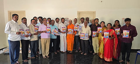 ನೆಲಮಂಗಲ ತಾಲೂಕಿನ ಶೇಷಾವಧೂತರ ಆಶ್ರಮದಲ್ಲಿ ಆರ್​ಎಸ್​ಎಸ್​ ಶತಮಾನದ ಸಂಭ್ರಮಾಚರಣೆ ಪ್ರಯುಕ್ತ ಕರಪತ್ರ ಮತ್ತು ಸಂಘದ ಪರಿಚಯ ಪುಸ್ತಕ ವಿತರಣೆ ಮಾಡಲಾಯಿತು. ತ್ಯಾಮಗೊಂಡ್ಲು ಕಾರ್ಯನಿರ್ವಾಹಕ ರಮೇಶ್​, ಕಾರ್ಯಕರ್ತರಾದ ಅರುಣ್​ ಗೌಡ, ಟಿ.ಎನ್​.ಹನುಮಂತರಾಜು, ಕೋಡಿಹಳ್ಳಿ ಅರುಣ್​ಕುಮಾರ್​, ಶೇಷಾವದೂತ ಆಶ್ರಮದ ಮಂಜುನಾಥ ಸ್ವಾಮೀಜಿ ಇದ್ದರು. 
