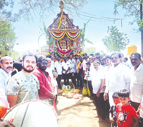 ತ್ಯಾಮಗೊಂಡ್ಲು ಹೋಬಳಿ ಓಬಳಾಪುರದಲ್ಲಿ ಗ್ರಾಮದೇವತೆ ಗಂಗಸಂದ್ರಮ್ಮ ದೇವಿಯ ಜಾತ್ರಾ ಮಹೋತ್ಸವದ ಪ್ರಯುಕ್ತ ರಥೋತ್ಸವ ನಡೆಯಿತು. ದೇವಸ್ಥಾನದ ಧರ್ಮದರ್ಶಿ ಟ್ರಸ್ಟ್​ ಅಧ್ಯಕ್ಷ ನಟರಾಜು, ಗಂಗಸಂದ್ರಮ್ಮದೇವಿ ಟ್ರಸ್ಟ್​ ಕಾರ್ಯದರ್ಶಿ ಮುಪ್ಪಡಿಗಟ್ಟ ಕೆಂಪೇಗೌಡ, ಸದಸ್ಯರಾದ ಶಿವರಾಜು, ನರಸಿಂಹರಾಜು ಇತರರು ಇದ್ದರು. 