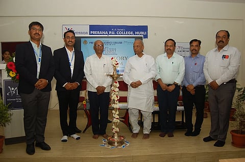 ಹುಬ್ಬಳ್ಳಿಯ ಪ್ರೇರಣಾ (Prerana) ಪಿಯು ಕಾಲೇಜಿನಲ್ಲಿ ಆಯೋಜಿಸಿದ್ದ ಟ್ಯಾಲೆಂಟ್ ಎಕ್ಸ್​ಪೋ ಉದ್ಘಾಟನಾ ಕಾರ್ಯಕ್ರಮದಲ್ಲಿ ಕೆಎಲ್​ಇ ನಿರ್ದೇಶಕ ಶಂಕರಣ್ಣ ಮುನವಳ್ಳಿ, ಪ್ರೊ. ಕೆ.ಬಿ. ಮೇವುಂಡಿಮಠ, ಉಮೇಶ ಬೊಮ್ಮಕ್ಕನವರ ಹಾಗೂ ಇತರರಿದ್ದರು. 