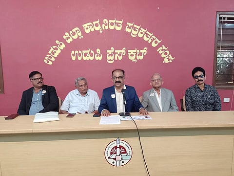 ಉಡುಪಿಯ ಪತ್ರಿಕಾ ಭವನದಲ್ಲಿ ನಡೆದ ಸುದ್ದಿಗೋಷ್ಠಿಯಲ್ಲಿ ಅಲೈ ಸುನೀಲ್​ ಕುಮಾರ್​ ಶೆಟ್ಟಿ ಮಾತನಾಡಿದರು.  ಡಾ. ತಲ್ಲೂರು ಶಿವರಾಂ ಶೆಟ್ಟಿ, ಶ್ರೀಧರ್​ ಶೆಣವ, ಸುಧಾಕರ್​ ಹೆಗ್ಡೆ, ಕೆ.ಜಗದೀಶ್​ ಹೊಳ್ಳ ಇದ್ದರು.