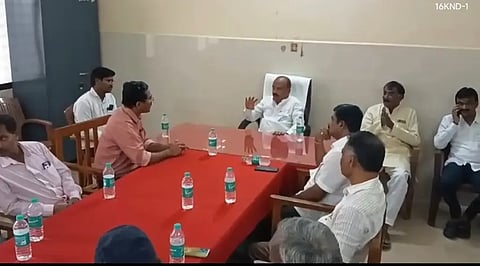 ಕುಂದಗೋಳ ತಾಲೂಕು ಆಸ್ಪತ್ರೆಗೆ Taluk Hospital ಶಾಸಕ ಎಂ.ಆರ್. ಪಾಟೀಲ ಭಾನುವಾರ ಭೇಟಿ ನೀಡಿ ಅಧಿಕಾರಿಗಳೊಂದಿಗೆ ಚರ್ಚಿಸಿದರು.