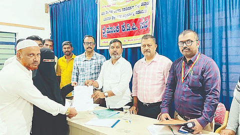 ಆಲೂರು ಪಟ್ಟಣದ ಸರ್ಕಾರಿ ಆಸ್ಪತ್ರೆಯಲ್ಲಿ ಸೂಕ್ತ ಸಮಯಕ್ಕೆ ಚಿಕಿತ್ಸೆ ಸಿಗದೆ, ವೈದ್ಯರ ನಿರ್ಲಕ್ಷೃದಿಂದ ಮೃತಪಟ್ಟ  ನವಿದ್ ಅಹಮದ್ ಶರೀಫ್ ಅವರ ಪುತ್ರಿಗೆ ಸರ್ಕಾರಿ ಆಸ್ಪತ್ರೆಯಲ್ಲಿ ಗಣಕಯಂತ್ರ ಆಪರೇಟರ್ ಹುದ್ದೆಗೆ ಮಂಜೂರಾತಿ ಪತ್ರವನ್ನು ಶಾಸಕ ಸಿಮೆಂಟ್ ಮಂಜು ನೀಡಿದರು. 
