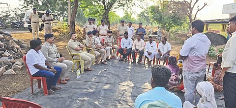 ತಂಗಡಗಿ ಸಮೀಪದ ನಾಗರಬೆಟ್ಟ ಗ್ರಾಮಕ್ಕೆ ಎಸ್ಪಿ ಲಕ್ಷ್ಮಣ ನಿಂಬರಗಿ ಭೇಟಿ ನೀಡಿ ನೊಂದ ಕುಟುಂಬದ ಸದಸ್ಯರು, ದಲಿತ ಸಂಘಟನೆಗಳ ಮುಖಂಡರೊಂದಿಗೆ ಚರ್ಚಿಸಿದರು. ಡಿವೈಎಸ್ಪಿ ಚಂದ್ರಕಾಂತ್ ನಂದರಡ್ಡಿ, ನಿಡಗುಂದಿ ಸಿಪಿಐ ಶರಣಗೌಡ ಗೌಡ್ರ, ಮುದ್ದೇಬಿಹಾಳ ಸಿಪಿಐ ಮಹ್ಮದ ಸಿವುದ್ದಿನ್ ಪಿಎಸ್‌ಐ ಸಂಜಯ ತಿಪ್ಪಾರಡ್ಡಿ ಇತರರಿದ್ದರು.