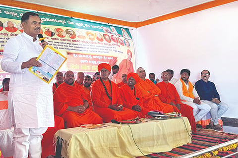  ತಂಗಡಗಿ ಹಡಪದ ಅಪ್ಪಣ್ಣ ಮಹಾಸಂಸ್ಥಾನಮಠದಲ್ಲಿ ಜರುಗಿದ ವಿವಿಧ ಕಾರ್ಯಕ್ರಮಗಳಲ್ಲಿ ಮಾಜಿ ಶಾಸಕ ಎ.ಎಸ್.ಪಾಟೀಲ ನಡಹಳ್ಳಿ ಮಾತನಾಡಿದರು.ಮಾದಾರ ಚನ್ನಯ್ಯ ಶ್ರೀ, ಬಸವ ಮಾಚಿದೇವ ಶ್ರೀ, ಪುರುಷೋತ್ತಮಾನಂದಪುರಿ ಶ್ರೀ, ವೇಮನಾನಂದ ಶ್ರೀ, ಪ್ರಸನ್ನಾನಂದಪುರಿ ಶ್ರೀ ಮತ್ತಿತರರಿದ್ದರು.