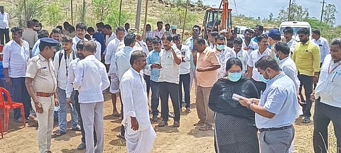 ನಾಗರಬೆಟ್ಟ ಗ್ರಾಮದಲ್ಲಿ ಹೂತಿದ್ದ ಶವವನ್ನು ಹೊರ ತೆಗೆಯುವ ಸಂದರ್ಭದಲ್ಲಿ ತಹಸೀಲ್ದಾರ್ ಕೀರ್ತಿ ಚಾಲಕ್ ವೈದ್ಯರೊಂದಿಗೆ ಚರ್ಚಿಸಿದರು.