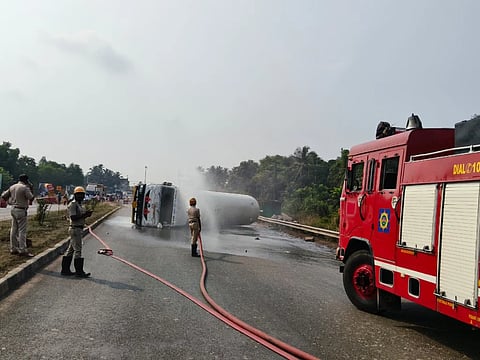 ಉಡುಪಿಯ ಕಟಪಾಡಿ ರಾಷ್ಟ್ರೀಯ ಹೆದ್ದಾರಿಯಲ್ಲಿ ಪಲ್ಟಿಯಾದ ಗ್ಯಾಸ್​ ಟ್ಯಾಂಕರ್​ಗೆ ನೀರು ಹಾರಿಸುತ್ತಿರುವ ಅಗ್ನಿಶಾಮಕ ದಳದ ಸಿಬ್ಬಂದಿ.