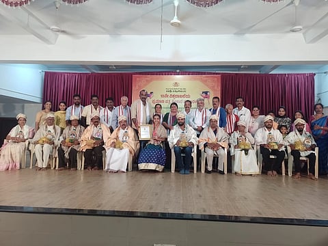 ಯೋಗದಲ್ಲಿ 10ನೇ ಬಾರಿ ವಿಶ್ವ ದಾಖಲೆ ಮಾಡಿದ ತನುಶ್ರೀ ಪಿತ್ರೋಡಿ ಅವರಿಗೆ 10 ಸಾಧಕರಿಗೆ ಸನ್ಮಾನ ಮಾಡುವ ಮೂಲಕ 'ಗೋಲ್ಡನ್​ ಬುಕ್​ ಆಫ್​ ರೆಕಾರ್ಡ್ಸ್​'ನ ಪ್ರಮಾಣ ಪತ್ರ ವಿತರಿಸಲಾಯಿತು. ಯಶ್​ಪಾಲ್​ ಸುವರ್ಣ, ಪ್ರಿಯಾ ಮೇರಿ, ಗೀತಾಂಜಲಿ ಸುವರ್ಣ, ಸಂಧ್ಯಾ, ಉದಯ್​, ರಿತುಶ್ರೀ ಇತರರಿದ್ದರು.