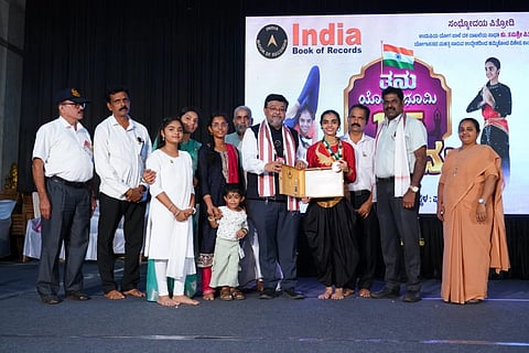 ತನು ಯೋಗ ಭೂಮಿ ಕಾರ್ಯಕ್ರಮದ ಮೂಲಕ ದಾಖಲೆ ಮಾಡಿರುವ ತನುಶ್ರೀ ಪಿತ್ರೋಡಿ ಅವರಿಗೆ ಇಂಡಿಯನ್​ ಬುಕ್​ ಆಫ್​ ರೆಕಾರ್ಡ್ಸ್​ನ ಪ್ರಮಾಣ ಪತ್ರವನ್ನು ಹರೀಶ್​ ಆರ್​. ವಿತರಿಸಿದರು. ಪ್ರೀತಿ ಕ್ರಾಸ್ತಾ, ಬಾಲಕೃಷ್ಣ ಶೆಟ್ಟಿ ನಿಟ್ಟೂರು, ಉದಯಕುಮಾರ್​ ಪಿತ್ರೋಡಿ, ಸಂಧ್ಯಾ ಪಿತ್ರೋಡಿ, ರಾಜೇಂದ್ರ ಚಕ್ಕೇರಾ, ಮಂಜುಶ್ರೀ ಪೂಜಾರಿ, ಶ್ರೀನಿವಾಸ್​ ಭಟ್​ ಇತರರಿದ್ದರು.