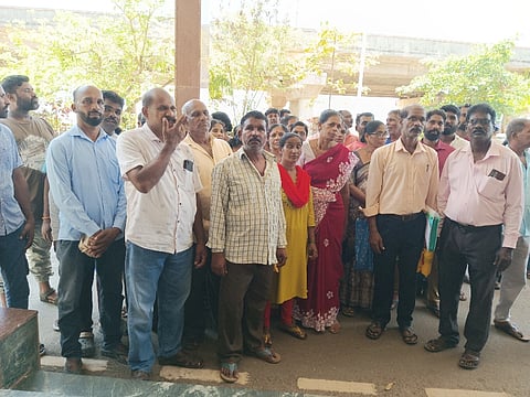 ಕಾರವಾರ ಜಿಲ್ಲಾಧಿಕಾರಿ ಕಚೇರಿಗೆ ತರಂಗಮೇಟ್‌ ಗ್ರಾಮಸ್ಥರು ಆಗಮಿಸಿದ್ದರು. 