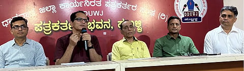 kidney treat ಹುಬ್ಬಳ್ಳಿಯಲ್ಲಿ ಮಾಹಿತಿ ನೀಡಿದ ಡಾ. ವೆಂಕಟೇಶ ಮೊಗೇರ, ಡಾ. ಭರತ ಕ್ಷತ್ರಿ, ಡಾ. ಭೂಷಣ ಗ್ರಾಮೋಪಾಧ್ಯ, ಡಾ. ಶ್ರೀನಿವಾಸ ಹರಪನಹಳ್ಳಿ ಇತರರು.