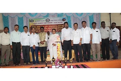 ಹರಪನಹಳ್ಳಿಯಲ್ಲಿ ತೆರಿಗೆ ವಸೂಲಾತಿಯಲ್ಲಿ ಶೇ.100 ಸಾಧನೆಗೈದ ಗ್ರಾಪಂ ಹಾಗೂ ತಾಪಂ ಅಧಿಕಾರಿಗಳ ಸನ್ಮಾನ ಸಮಾರಂಭವನ್ನು ಶಾಸಕಿ ಎಂ.ಪಿ.ಲತಾ ಮಲ್ಲಿಕಾರ್ಜುನ ಉದ್ಘಾಟಿಸಿದರು. ನರೇಗಾ ಯೋಜನೆ ಸಹಾಯಕ ನಿರ್ದೇಶಕ ಸೋಮಶೇಖರ್ ಯು.ಎಚ್, ವಿಜಯನಗರದ ದಿಶಾ ಸಮಿತಿ ಸದಸ್ಯ ರೆಡ್ಡಿ ಶಾಂತಕುಮಾರ್, ತಾಲೂಕು ಯೋಜನಾಧಿಕಾರಿ ನವೀನ್ ಕುಮಾರ್, ಪಂಚಾಯತ್ ರಾಜ್ ಸಹಾಯಕ ನಿರ್ದೇಶಕ ವೀರಣ್ಣ ಲಕ್ಕಣ್ಣವರ್ ಇತರರಿದ್ದರು.
