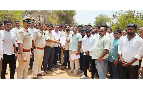 ಕುಮಟಾ ತಾಲೂಕಿನ ಮಿರ್ಜಾನ ಕೋಟೆ ರಸ್ತೆಯಲ್ಲಿ ಪ್ರತಿಭಟನೆ ನಡೆಸಿದ ಟ್ಯಾಕ್ಸಿ ಚಾಲಕ-ಮಾಲೀಕರು ತಾಪಂ ಇಒ ರಾಜೇಂದ್ರ ಭಟ್ಟಗೆ ಮನವಿ ಸಲ್ಲಿಸಿದರು (Toll). ಭಾಸ್ಕರ ಪಟಗಾರ, ರಾಜು ಮಾಸ್ತಿಹಳ್ಳ, ಅನಂತ ಗೌಡ, ನವೀನ ನಾಯ್ಕ ಇತರರು ಇದ್ದರು.