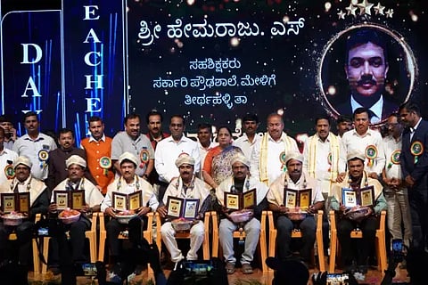 ಕುವೆಂಪು ರಂಗಮಂದಿರದಲ್ಲಿ ಶಿಕ್ಷಕರ ದಿನಾಚರಣೆ ಅಂಗವಾಗಿ ಜಿಲ್ಲಾಮಟ್ಟದ ಅತ್ಯುತ್ತಮ ಪ್ರಶಸ್ತಿ ಪುರಸ್ಕೃತರನ್ನು ಸನ್ಮಾನಿಸಲಾಯಿತು. ಎಸ್.ಎನ್.ಚನ್ನಬಸಪ್ಪ, ಬಲ್ಕಿಷ್ ಬಾನು, ಸಿ.ಎಸ್.ಚಂದ್ರಭೂಪಾಲ್, ಸಿ.ಎಸ್.ಷಡಾಕ್ಷರಿ, ಪ್ರಭುಲಿಂಗ ಕವಳಿಕಟ್ಟಿ, ಎನ್.ಹೇಮಂತ್, ನಿ.ನಿಖಿಲ್, ಎಸ್.ಆರ್.ಮಂಜುನಾಥ ಇದ್ದರು. 