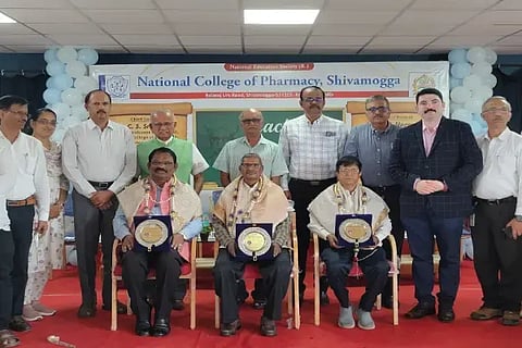 ನಗರದ ರಾಷ್ಟ್ರೀಯ ಔಷಧ ಮಹಾವಿದ್ಯಾಲಯದಲ್ಲಿ ಶಿಕ್ಷಕರ ದಿನಾಚರಣೆ ಅಂಗವಾಗಿ ನಿವೃತ್ತ ಪ್ರಾಚಾರ್ಯ ಡಾ. ಸಿ.ಎಸ್.ಶ್ರೀಧರ, ಡಾ. ಎ.ಸತೀಶ್‌ಕುಮಾರ್ ಶೆಟ್ಟಿ, ಡಾ. ವಿಜಯಕುಮಾರ್ ಅವರನ್ನು ಅಭಿನಂದಿಸಲಾಯಿತು. ಎಸ್.ಎನ್.ನಾಗರಾಜ, ಡಾ. ಪಿ.ನಾರಾಯಣ್, ಡಾ. ಎಸ್.ಎನ್.ಶ್ರೀಹರ್ಷ ಇದ್ದರು.