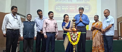 ಉಡುಪಿಯಲ್ಲಿ ಆಯೋಜಿಸಿದ್ದ ಜಿಲ್ಲಾ ಮಟ್ಟದ ಮುಖ್ಯ ಶಿಕ್ಷಕರ ಸಭೆಯನ್ನು ಸ್ವರೂಪಾ ಟಿ.ಕೆ. ಉದ್ಘಾಟಿಸಿದರು. ಪ್ರತೀಕ್​ ಬಾಯಲ್​, ಮಾರುತಿ, ಹಾಕಪ್ಪ ಆರ್​. ಲಮಾಣಿ, ಲೋಕೇಶ್​ ಸಿ., ಡಾ. ಅಶೋಕ್​ ಕಾಮತ್​, ಕಿರಣ್​ ಹೆಗ್ಡೆ ಇದ್ದರು.