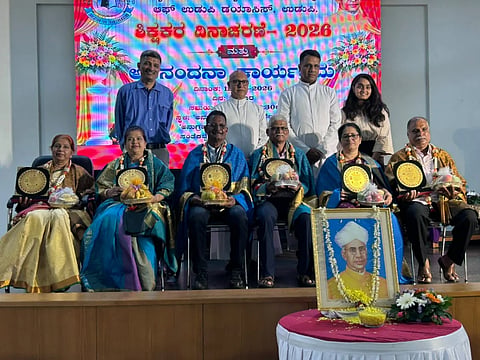 ಉಡುಪಿಯ ಕಕ್ಕುಂಜೆ ಚರ್ಚ್​ನಲ್ಲಿ ಆಯೋಜಿಸಿದ್ದ ಕಾರ್ಯಕ್ರಮದಲ್ಲಿ ಶಿಕ್ಷಕರು ಹಾಗೂ ವಿವಿಧ ಕ್ಷೇತ್ರದ ಸಾಧಕರನ್ನು ಸನ್ಮಾನಿಸಲಾಯಿತು. ಮೊನ್ಸಿಂಜ್ಞೊರ್​ ಫ್ರಾನ್ಸಿಸ್​ ಎಫ್​. ಲೂವಿಸ್​, ಡಾ. ಅಶೋಕ್​ ಕಾಮತ್​, ವಿನ್ಸೆಂಟ್​ ಕ್ರಾಸ್ತಾ ಇದ್ದರು.