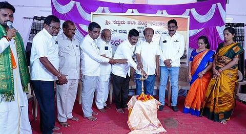 ಕಲಬುರಗಿ ಮಹಾಂತ ಜ್ಯೋತಿ ಪ್ರತಿಷ್ಠಾನದ ಆವರಣದ ಸಾಂಸ್ಕೃತಿಕ ಭವನದಲ್ಲಿ ಸದ್ಗುರು ಕಲಾ ಸಂಸ್ಥೆ ಹಾಗೂ ಕನ್ನಡ ಮತ್ತು ಸಂಸ್ಕೃತಿ ಇಲಾಖೆ ಸಹಯೋಗದಲ್ಲಿ ಗುರುವಾರ ನಡೆದ ಜಾನಪದ ಸಾಂಸತಿಕ ಸಮಾವೇಶಕ್ಕೆ ಕಸಾಪ ಅಧ್ಯಕ್ಷ ವಿಜಯಕುಮಾರ ಪಾಟೀಲ್​ ತೇಗಲತಿಪ್ಪಿ ಚಾಲನೆ ನೀಡಿದರು. ಶಂಕರ ಕೋಡ್ಲಾ, ಶಿವಾನಂದ ಮಾಳಗೆ, ಶರಣಬಸಪ್ಪ ಉಪ್ಪಿನ್​, ಧರ್ಮಣ್ಣ ಧನ್ನಿ, ಪ್ರಭಾ ಪ್ರಧಾನಿ, ಮಾಯಾ ಪಾಟೀಲ್​, ಪ್ರೊ.ಶಿವರಾಜ್​ ಪಾಟೀಲ್​ ಇತರರಿದ್ದರು.