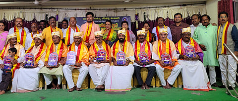 ಕಲಬುರಗಿ ಕನ್ನಡ ಭವನದ ಸುವರ್ಣ ಸಭಾ ಭವನದಲ್ಲಿ ಗುರುವಾರ ಆಯೋಜಿಸಿದ್ದ ಪುಟ್ಟರಾಜ ಕೊಟ್ಟ ಜ್ಞಾನ ಎಂಬ ಗಾನ ಮಾನ ದಾತ ನಾದದ ನವನೀತ ವಿಶೇಷ ಕಾರ್ಯಕ್ರಮದಲ್ಲಿ ಪ್ರವಚನ ಪ್ರವಿಣ ಪ್ರಶಸ್ತಿ ಪ್ರದಾನ ಮಾಡಲಾಯಿತು. ಶ್ರೀವಿರ ಮಹಾಂತ ಶಿವಾಚಾರ್ಯರು, ನಟಿ ಉಮಾಶ್ರೀ, ವಿಜಯಕುಮಾರ ಪಾಟೀಲ್​, ಗೌತಮ ಪಾಟೀಲ್​, ಜಯಶ್ರೀ ಮುಚಳಂಬಿ, ಶಿವರಾಜ ಅಂಡಗಿ, ಧರ್ಮಣ್ಣ ಧನ್ನಿ, ಶರಣರಾಜ್​ ಛಪ್ಪರಬಂದಿ ಇತರರಿದ್ದರು.