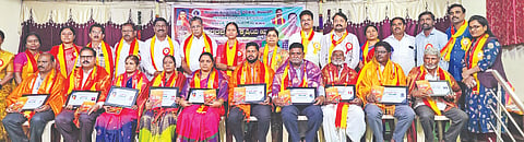 ಕಲಬುರಗಿ ತಾಲೂಕು ಕಸಾಪ ಗುರುವಾರ ಆಯೋಜಿಸಿದ್ದ ಸಾವಿತ್ರಿಬಾಯಿ ಫುಲೆ ಜಯಂತಿ ಕಾರ್ಯಕ್ರಮದಲ್ಲಿ ಅನೇಕ ಸಾಧಕರಿಗೆ ಪ್ರಶಸ್ತಿ ನೀಡಿ ಗೌರವಿಸಲಾಯಿತು. ಡಾ.ಸಾರಿಕಾದೇವಿ ಕಾಳಗಿ, ವಿಜಯಕುಮಾರ ಪಾಟೀಲ್ ತೇಗಲತಿಪ್ಪಿ, ಆರ್.ಜಿ.ಶೆಟಗಾರ್, ಶಿವಲೀಲಾ ಕಲಗುರ್ಕಿ, ವಿಶಾಲಾಕ್ಷಿ ಮಾಯಣ್ಣನವರ್, ಮಲ್ಲಿಕಾರ್ಜುನ ಇಬ್ರಾಹಿಂಪೂರ ಇತರರಿದ್ದರು.