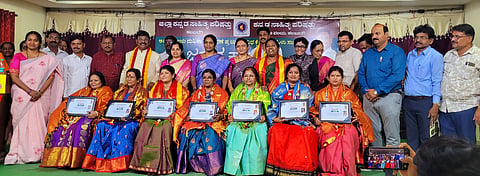 ಕಲಬುರಗಿಯಲ್ಲಿ ಅಂತಾರಾಷ್ಟ್ರೀಯ ಮಹಿಳಾ ದಿನ ನಿಮಿತ್ತ ಶನಿವಾರ ಆಯೋಜಿಸಿದ್ದ ಸಮಾರಂಭದಲ್ಲಿ ಸಾಧಕಿಯರಿಗೆ ಜಗದ ಕಣ್ಣು ಪ್ರಶಸ್ತಿ ನೀಡಿ ಗೌರವಿಸಲಾಯಿತು. ಕಸಾಪ ಜಿಲ್ಲಾಧ್ಯಕ್ಷ ವಿಜಯಕುಮಾರ ತೇಗಲತಿಪ್ಪಿ, ಸಂತೋಷಿರಾಣಿ ಪಾಟೀಲ್​ ತೆಲ್ಕೂರ, ಪ್ರಮೀಳಾ ಎಂ.ಕೆ, ಮಾಲಾ ದಣ್ಣೂರ, ಪರಮೇಶ್ವರ ಬೆಳಮಗಿ, ರವಿಕುಮಾರ ಶಹಾಪುರಕರ್​ ಇತರರಿದ್ದರು.