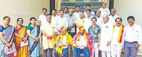 ಕಲಬುರಗಿ ಕಸಾಪ ಆಯೋಜಿಸಿರುವ ಕವಿ ಸಮ್ಮೇಳನದ ಸ್ವಾಗತ ಸಮಿತಿಗೆ ನೇಮಕಗೊಂಡ ಸುರೇಶ ಜೋಗೂರು, ಶಿವಾನಂದ ಹೊನಗುಂಟಿಯವರನ್ನು ಬುಧವಾರ ಸತ್ಕರಿಸಲಾಯಿತು. ವಿಜಯಕುಮಾರ ಪಾಟೀಲ್​, ಸೈಯ್ಯದ್​ ನಜಿರುದ್ದಿನ್​ ಮುತ್ತವಲ್ಲಿ, ಶಿವರಾಜ ಅಂಡಗಿ, ಶರಣರಾಜ ಛಪಬಂದಿ, ಸಿದ್ಧಲಿಂಗ ಬಾಳಿ, ಪ್ರಭುಲಿಂಗ ಮೂಲಗೆ, ಶ್ವೇತಾ ಪಾಟೀಲ್​ ಇತರರಿದ್ದರು.