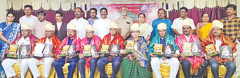 ಕಲಬುರಗಿ ಜಿಲ್ಲಾ ಕನ್ನಡ ಸಾಹಿತ್ಯ ಪರಿಷತ್ತು ಹಾಗೂ ಕರ್ನಾಟಕ ವಚನ ಸಾಹಿತ್ಯ ಅಕಾಡೆಮಿ ಸಹಯೋಗದಲ್ಲಿ ಕನ್ನಡ ಭವನದ ಸುವರ್ಣ ಸಭಾ ಭವನದಲ್ಲಿ ಶನಿವಾರ ಹಮ್ಮಿಕೊಂಡಿದ್ದ ವಚನ ಸಂಶೋಧನಾ ಪಿತಾಮಹ ಡಾ.ಫ.ಗು.ಹಳಕಟ್ಟಿ ಬದುಕು-ಸಾಧನೆ ಕುರಿತ ವಿಚಾರಗೋಷ್ಠಿಯಲ್ಲಿ ಹಲವು ಸಾಧಕರಿಗೆ ಪ್ರಶಸ್ತಿ ನೀಡಿ ಗೌರವಿಸಲಾಯಿತು. ಡಾ.ಮಲ್ಲಿಕಾರ್ಜುನ ವಡ್ಡನಕೇರಿ, ವಿಜಯಕುಮಾರ ತೇಗಲತಿಪ್ಪಿ, ಡಾ.ಜಯಶ್ರೀ ಚಟ್ನಳ್ಳಿ, ಮಂಜುನಾಥ ಅಂಜುಟಗಿ, ಮಹೇಶ ಆಲೇಗಾಂವ, ಶಿವರಾಜ ಅಂಡಗಿ, ಧರ್ಮಣ್ಣ ಧನ್ನಿ, ಶರಣರಾಜ ಛಪ್ಪರಬಂದಿ, ಸಿದ್ಧಲಿಂಗ ಬಾಳಿ, ಜಯಶ್ರೀ ಜಮಾದಾರ್ ಇತರರಿದ್ದರು.
