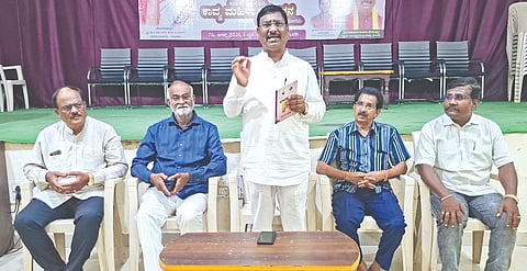 ವಚನ ಸಾಹಿತ್ಯ ಸಮ್ಮೇಳನ ನಿಮಿತ್ತ ಕಲಬುರಗಿಯಲ್ಲಿ ಮಂಗಳವಾರ ಕರೆದಿದ್ದ ಪೂರ್ವಭಾವಿ ಸಭೆಯಲ್ಲಿ ಕಸಾಪ ಜಿಲ್ಲಾಧ್ಯಕ್ಷ ವಿಜಯಕುಮಾರ ತೇಗಲತಿಪ್ಪಿ ಮಾತನಾಡಿದರು. ಡಾ.ಮಲ್ಲಿಕಾರ್ಜುನ ವಡ್ಡನಕೇರಿ, ಶಿವರಾಜ ಅಂಡಗಿ, ಬಿ.ಎಂ.ಪಾಟೀಲ ಕಲ್ಲೂರ, ಜಗದೀಶ ಮರಪಳ್ಳಿ ಇದ್ದರು.
