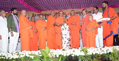  ಮಂಡ್ಯದಲ್ಲಿ ಆಯೋಜಿಸಿದ್ದ ಕಾಲಭೈರವೇಶ್ವರಸ್ವಾಮಿ ದೇವಾಲಯ ಲೋಕಾರ್ಪಣೆ ಕಾರ್ಯಕ್ರಮವನ್ನು ಚುಂಚಶ್ರೀ ಡಾ.ನಿರ್ಮಲಾನಂದನಾಥ ಸ್ವಾಮೀಜಿ ಉದ್ಘಾಟಿಸಿದರು.