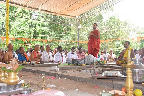 ಉಡುಪಿಯ ಹಿರೇಬೆಟ್ಟುವಿನ ಶ್ರೀ ಮಹಾಲಿಂಗೇಶ್ವರ ದೇವಸ್ಥಾನದಲ್ಲಿ ಷಡಾಧಾರ ಪ್ರತಿಷ್ಠೆ ನೆರವೇರಿತು. ವಿದ್ವಾನ್​ ಡಾ. ಸತ್ಯಕೃಷ್ಣ ಭಟ್​, ಶ್ರೀನಿಧಿ ಹೆಗ್ಡೆ ಹಿರೇಬೆಟ್ಟು, ಪ್ರಕಾಶ್​ ನಾಯಕ್​ ಬೆಲ್ಪತ್ರೆ, ಚಂದ್ರಶೇಖರ್​ ನಾಯಕ್​ ಇತರರು ಪಾಲ್ಗೊಂಡಿದ್ದರು.
