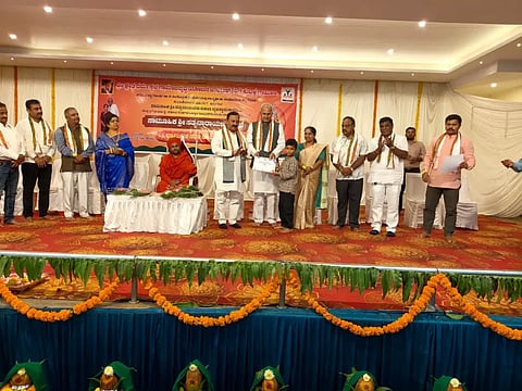 rural ಧರ್ಮಸ್ಥಳ ಗ್ರಾಮಾಭಿವೃದ್ಧಿ ಸಂಘದಿಂದ ಹುಬ್ಬಳ್ಳಿಯ ವಿಜಯನಗರದಲ್ಲಿ ಆಯೋಜಿಸಿದ್ದ ಧಾರ್ವಿುಕ ಸಭೆಯಲ್ಲಿ ಶಾಸಕ ಮಹೇಶ ಟೆಂಗಿನಕಾಯಿ ವಿದ್ಯಾರ್ಥಿಗಳಿಗೆ ಪ್ರಮಾಣ ಪತ್ರ ವಿತರಿಸಿದರು. 