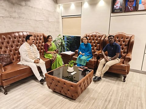 ಹುಬ್ಬಳ್ಳಿಯ ವಿಶ್ವೇಶ್ವರ ನಗರದಲ್ಲಿರುವ ರಕ್ಷಣಾ ಇಲಾಖೆಗೆ (Defence) ಸಂಬಂಧಿಸಿದಂತೆ ಬೆಂಗಳೂರಿನಲ್ಲಿ ನಡೆದ ಸಭೆಯಲ್ಲಿ ಶಾಸಕ ಮಹೇಶ ಟೆಂಗಿನಕಾಯಿ, ಹಿರಿಯ ಸೇನಾಧಿಕಾರಿ ದಿವ್ಯಾ, ಜಿಲ್ಲಾಧಿಕಾರಿ ದಿವ್ಯ ಪ್ರಭು ಹಾಗೂ ಕ್ಯಾ. ಮಣಿವಣ್ಣನ್ ಭಾಗವಹಿಸಿದ್ದರು.