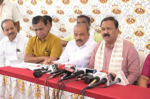 minister ಮಾಧ್ಯಮದವರೊಂದಿಗೆ ಮಾತನಾಡಿದ ಶಾಸಕ ಮಹೇಶ ಟೆಂಗಿನಕಾಯಿ.