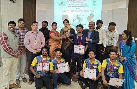 tebal tennis ಹುಬ್ಬಳ್ಳಿಯ ಐಬಿಎಂಆರ್​ ಕಲಾ ಹಾಗೂ ವಾಣಿಜ್ಯ ಮಹಾವಿದ್ಯಾಲಯದಲ್ಲಿ ಗುರುವಾರ ಏರ್ಪಡಿಸಿದ್ದ ಕವಿವಿ ಅಂತರವಲಯ ಟೇಬಲ್​ ಟೆನ್ನಿಸ್​ ಪಂದ್ಯಾವಳಿಯಲ್ಲಿ ವಿಜೇತ ತಂಡಗಳಿಗೆ ಬಹುಮಾನ ನೀಡಲಾಯಿತು. ಡಾ. ರೇಖಾ ಮಹೇಂದ್ರಕರ್​, ಡಾ. ಇಗ್ನೇಶ್​ ಸಕ್ರಿ, ಡಾ. ಅರುಣ ಶೆಟ್ಟಿ, ಡಾ. ಮಹೇಶ್ವರಿ ಉದಗಟ್ಟಿ, ಪ್ರೊ. ಅಣ್ಣಪ್ಪ ಕೊರವರ, ಇತರರು ಇದ್ದರು.