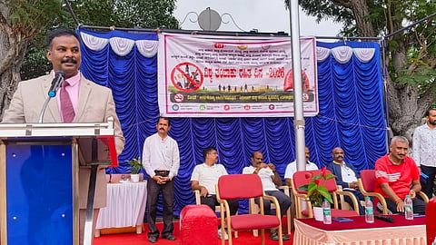 ಮಂಡ್ಯದಲ್ಲಿ ಆಯೋಜಿಸಿದ್ದ ವಿಶ್ವ ತಂಬಾಕು ರಹಿತ ದಿನಾಚರಣೆ ಕಾರ್ಯಕ್ರಮದಲ್ಲಿ ಹಿರಿಯ ಸಿವಿಲ್ ನ್ಯಾಯಾಧೀಶ ಎಂ.ಆನಂದ ಮಾತನಾಡಿದರು.