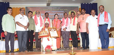 ಮಂಡ್ಯ ನಗರದ ಗಾಂಧಿಭವನದಲ್ಲಿ ಆಯೋಜಿಸಿದ್ದ ಸಮಾರಂಭದಲ್ಲಿ ಹಿರಿಯ ತತ್ವಪದಗಾರ ಗೊರವಾಲೆ ರುದ್ರಪ್ಪ ಅವರನ್ನು ಅಭಿನಂದಿಸಲಾಯಿತು. 