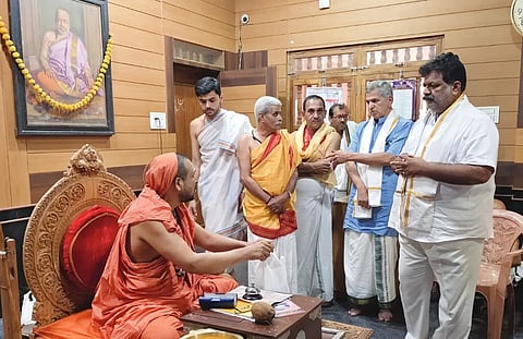 ವಿಧಾನಸಭಾ ಉಪಾಧ್ಯಕ್ಷ ಮಂಕಾಳ ವೈದ್ಯ ಸ್ವರ್ಣವಲ್ಲೀ ಶ್ರೀ ಗಂಗಾಧರೇಂದ್ರ ಸರಸ್ವತಿ ಸ್ವಾಮೀಜಿ ಅವರ ಆಶೀರ್ವಾದ ಪಡೆದರು. ಅನಂತ ಅಶೀಸರ, ಸುರೇಶ್ಚಂದ್ರ ಹೆಗಡೆ ಕೆಶಿನ್ಮನೆ ಇತರರಿದ್ದರು.