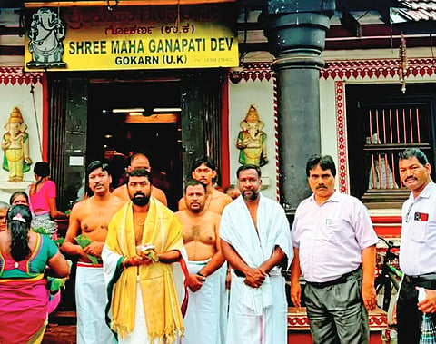 ಗೋಕರ್ಣದ ಪುರಾಣ ಪ್ರಸಿದ್ಧ ಮಂದಿರಗಳಿಗೆ ಭೇಟಿ ನೀಡಿದ ರಾಜ್ಯ ಸಫಾಯಿ ಕರ್ಮಚಾರಿ ಆಯೋಗದ ಅಧ್ಯಕ್ಷ ಪಿ.ರಘು ಪೂಜೆ ಸಲ್ಲಿಸಿದರು. ಆಯೋಗದ ಶಂಕರ, ಮಹಾದೇವಸ್ವಾಮಿ, ತಾಪಂ ಇಒ ರಾಜೇಂದ್ರ ಭಟ್ಟ ಇತರರಿದ್ದರು.