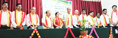 ಸಿದ್ದಾಪುರದ ಬಾಲಭವನದಲ್ಲಿ ಕನ್ನಡ ಸಾಹಿತ್ಯ ಪರಿಷತ್ ಸಂಸ್ಥಾಪನಾ ದಿನಾಚರಣೆಯನ್ನು ಸಸಿಗೆ ನೀರೆರೆಯುವ ಮೂಲಕ ಉದ್ಘಾಟಿಸಲಾಯಿತು. ಸುಬ್ರಾಯ ಮತ್ತಿಹಳ್ಳಿ, ಮಾಲತಿ ಭಟ್ಟ, ಚಂದ್ರಶೇಖರ ನಾಯ್ಕ, ಎಂ.ಕೆ.ನಾಯ್ಕ,ಗೋಪಾಲ ನಾಯ್ಕ, ತಮ್ಮಣ್ಣ ಬೀಗಾರ ಇತರರಿದ್ದರು.