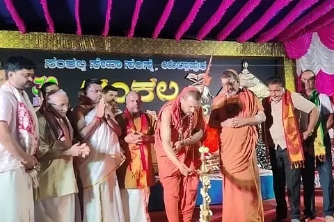 ಯಲ್ಲಾಪುರದ ಗಾಂಧಿ ಕುಟೀರದಲ್ಲಿ 39ನೇ ಸಂಕಲ್ಪ ಉತ್ಸವವನ್ನು ಸ್ವರ್ಣವಲ್ಲೀ ಶ್ರೀ ಗಂಗಾಧರೇಂದ್ರ ಸರಸ್ವತೀ ಸ್ವಾಮೀಜಿ ಉದ್ಘಾಟಿಸಿದರು. ಎಡನೀರು ಶ್ರೀ ಸಚ್ಚಿದಾನಂದ ಭಾರತೀ ಸ್ವಾಮೀಜಿ, ಪ್ರಸಾದ ಹೆಗಡೆ, ಪ್ರಶಾಂತ ಹೆಗಡೆ, ವೆಂಕಟೇಶ ಹೆಗಡೆ, ಬೀರಣ್ಣ ನಾಯಕ ಮೊಗಟಾ ಇತರರಿದ್ದರು.