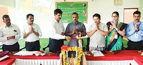 ಜನಜಾಗತಿ ವೇದಿಕೆ ಶಿರಸಿಯ ತೆಮಾಸಿಕ ಸಭೆಗೆ ಪ್ರಾದೇಶಿಕ ನಿರ್ದೇಶಕ ಆನಂದ ಸುವರ್ಣ ಚಾಲನೆ ನೀಡಿದರು. ವಿವೇಕ ರಾಯ್ಕರ್​, ಡಿ.ಎನ್​. ಗಾಂವಕರ್​, ಸುಭಾಷ ನಾಯ್ಕ ಇತರರಿದ್ದರು.