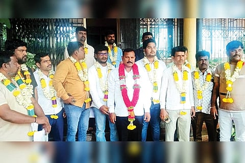 ಸಂಡೂರಿನಲ್ಲಿ ಸಿವಿಲ್, ಟಿಪ್ಪ ಲಾರಿ ಟ್ರಾನ್ಸ್‌ಪೋರ್ಟರ್ಸ್‌ ಅಸೋಸಿಯೇಷನ್‌ಗೆ ಆಯ್ಕೆಯಾದ ಪದಾಧಿಕಾರಿಗಳನ್ನು ಸನ್ಮಾನಿಸಲಾಯಿತು. ಅಧ್ಯಕ್ಷ ಎಂ.ಶಿವಲಿಂಗಪ್ಪ, ಉಪಾಧ್ಯಕ್ಷ ಎಂ.ರಾಮಕೃಷ್ಣ ಹೆಗಡೆ, ಪ್ರಧಾನ ಕಾರ್ಯದರ್ಶಿ ಹನುಮಂತರೆಡ್ಡಿ  ಇತರರಿದ್ದರು.