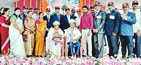 ಹೊನ್ನಾವರದಲ್ಲಿ ಆಯೋಜಿಸಿದ್ದ "ಕಾಗಿರ್ಲ್​ ವಿಜಯ ದಿವಸ್​' ಕಾರ್ಯಕ್ರಮದಲ್ಲಿ ಸೈನಿಕರ ಮನೆಯವರನ್ನು ಗೌರವಿಸಲಾಯಿತು. ತಹಸೀಲ್ದಾರ್​ ಪ್ರವಿಣ ಕರಾಂಡೆ, ಕ್ಯಾ. ಅಶೋಕ ನಾಯ್ಕ ಹಾಗೂ ಮಾಜಿ ಸೈನಿಕರಿದ್ದರು.