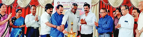ಗೋಕರ್ಣ ಬಳಿಯ ತೊರ್ಕೆಯಲ್ಲಿ ಇತ್ತೀಚೆಗೆ ಏರ್ಪಡಿಸಿದ್ದ ವಿದ್ಯಾಥಿರ್ ಧನ ವಿತರಣೆ ಮತ್ತು ಬೀಳ್ಕೊಡುಗೆ ಕಾರ್ಯಕ್ರಮವನ್ನು ಶಾಸಕ ದಿನಕರ ಶೆಟ್ಟಿ ಉದ್ಘಾಟಿಸಿದರು. ಉದಯ ನಾಯ್ಕ, ಆನಂದ ಕವರಿ, ಪ್ರದಿಪ ನಾಯಕ, ಮೋಹನ ನಾಯಕ, ಬೊಮ್ಮಯ್ಯ ಗಾಂವಕರ, ಬೇಬಿ ನಾಯಕ, ದತ್ತಾ ಗೌಡ ಮತ್ತಿತರರಿದ್ದರು.