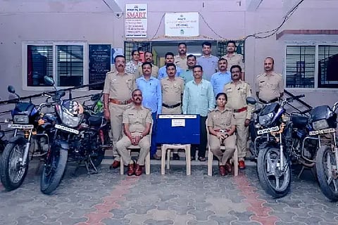  ನರೇಗಲ್ಲ ಪಟ್ಟಣದಲ್ಲಿ Theft ಕಳುವಾಗಿದ್ದ 4 ಬೈಕ್‌ಗಳನ್ನು ವಶಪಡಿಸಿಕೊಂಡಿರುವ ಪೊಲೀಸ್ ಠಾಣೆ ಸಿಬ್ಬಂದಿ.
