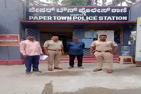 ತಲೆಮರೆಸಿಕೊಂಡಿದ್ದ ಆರೋಪಿಯನ್ನು ಬಂಧಿಸಿದ ಭದ್ರಾವತಿ ಪೇಪರ್‌ಟೌನ್ ಠಾಣೆ ಪೊಲೀಸರು.